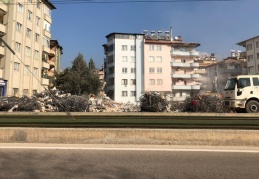 Aradan 15 gün geçti halen enkaz kaldırılamadı