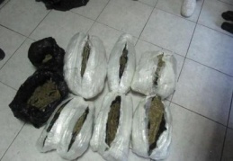 Arama yapılan minibüste 6 kilo 950 gram esrar