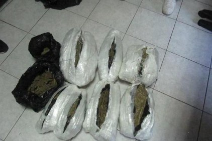 Arama yapılan minibüste 6 kilo 950 gram esrar