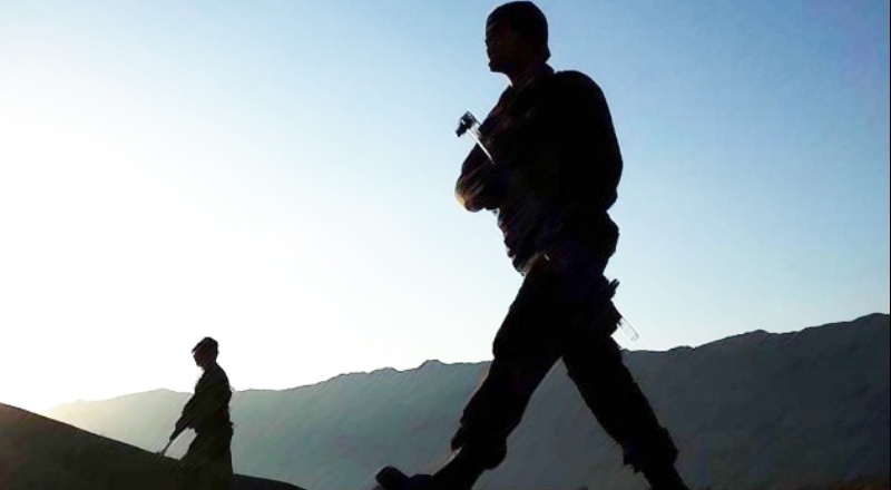 Aramalarda bir el bombası ile çok sayıda uzun namlulu silah ele geçirildi