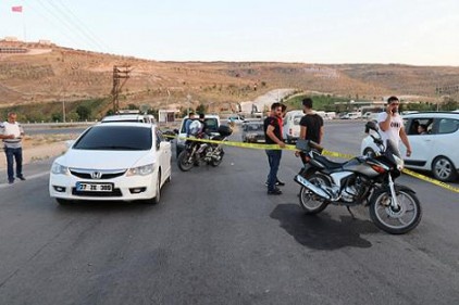 Aranan cinayet zanlısı ile polis arasındaki kovalamacada çatışma çıktı: 2 yaralı