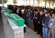 Arazi kavgası uğruna yaşamını yitiren 4 kişi toprağa verildi