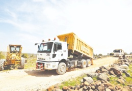 Arazi yolları mıcırlanıyor