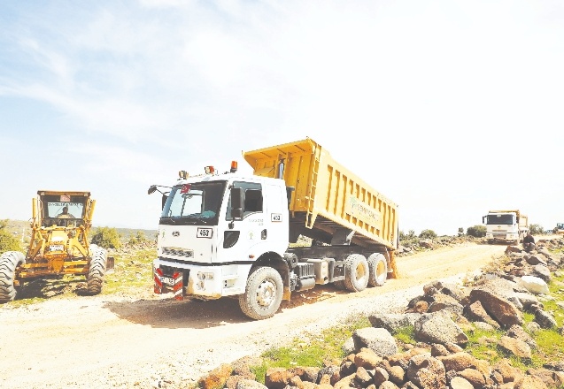 Arazi yolları mıcırlanıyor
