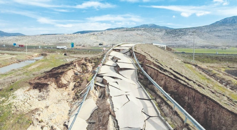 Arazilerde oluşan derin çatlaklar depremin büyüklüğünü bir kez daha gözler önüne serdi