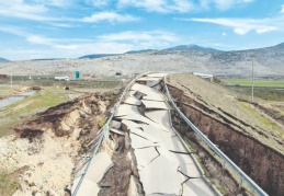 Arazilerde oluşan derin çatlaklar depremin büyüklüğünü bir kez daha gözler önüne serdi