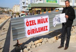Arazisinden geçen yolu trafiğe kapattı