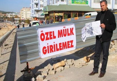 Arazisinden geçen yolu trafiğe kapattı