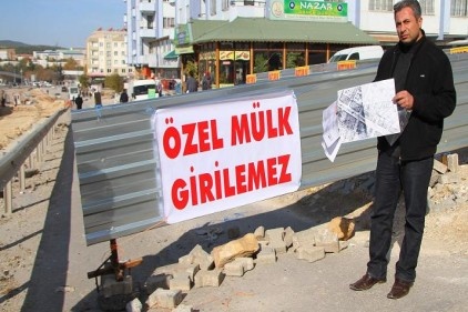 Arazisinden geçen yolu trafiğe kapattı