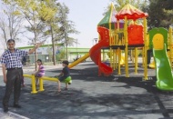 Araziyi onarıp düzelterek, çocuk oyun alanları yaptı