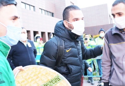 Arda Turan baklava teklifini 'kilo alırım' diye geri çevirdi