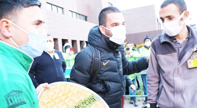 Arda Turan baklava teklifini 'kilo alırım' diye geri çevirdi