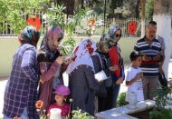 Arefe gününde mezarlıklar doldu, taştı