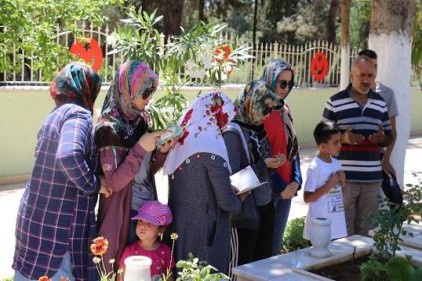 Arefe gününde mezarlıklar doldu, taştı