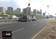 Arı kovanlarını taşıyan araç kaza yaptı, binlerce arı ortalığa savruldu