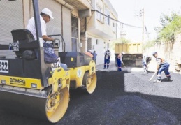 Arıl mahallesinde de asfalt çalışmalarına devam ediyor