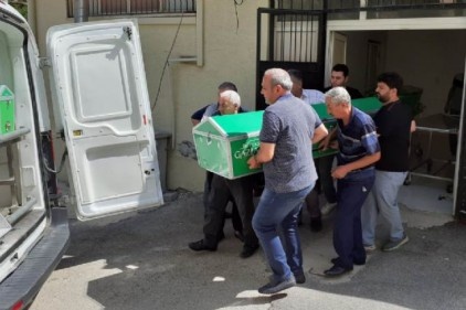 Arkadaşları tarafından darp edilen Özçelik, hastanede yaşamını yitirdi