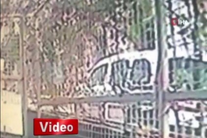 Arkadaşlarının bulunduğu evi yakan zanlı, böyle kaçtı