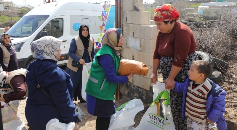 Armağanlar, Dünya Yetimler Günü’nde çocuklara ulaştırıldı