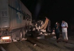 Arpa yüklü kamyon ile TIR çarpıştı, çuvallar yola savruldu