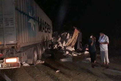 Arpa yüklü kamyon ile TIR çarpıştı, çuvallar yola savruldu