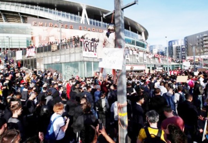 Arsenal’in sahibi Stan Kroenke’den tarihi karar