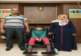 Artık okula anne kucağında değil tekerlekli sandalyede gidecek