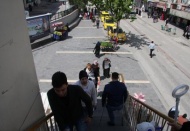 Asansörün çalışmaması engellilere zor anlar yaşatıyor