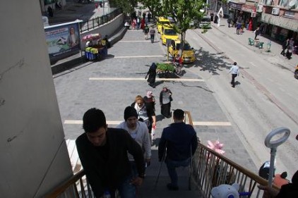 Asansörün çalışmaması engellilere zor anlar yaşatıyor