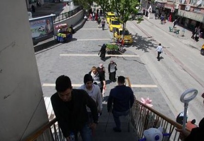 Asansörün çalışmaması engellilere zor anlar yaşatıyor