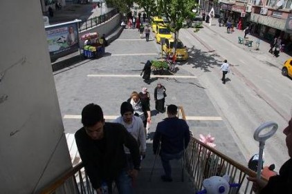 Asansörün çalışmaması engellilere zor anlar yaşatıyor