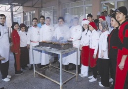 Aşçılar, yaşlıları elleriyle besledi