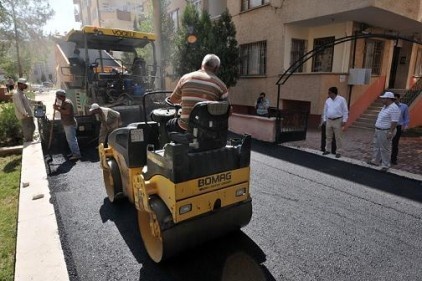 Asfalt çalışmasını yerinde inceledi