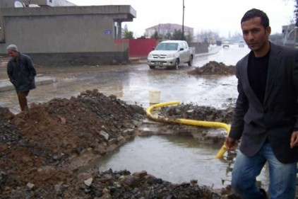 Asfaltta oluşan çukurlar otomobillerin lastiklerini patlattı