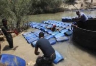 Asi nehri üzerinde kaçak akaryakıt bidonları ele geçirildi