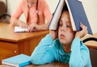 Aşırı korumacı ailelerin çocukları okul fobisi yaşıyor
