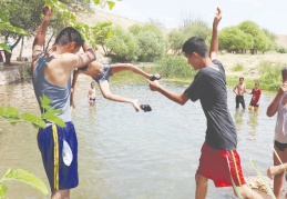 Aşırı sıcaklardan bunalan Arabanlılar çaya koştu