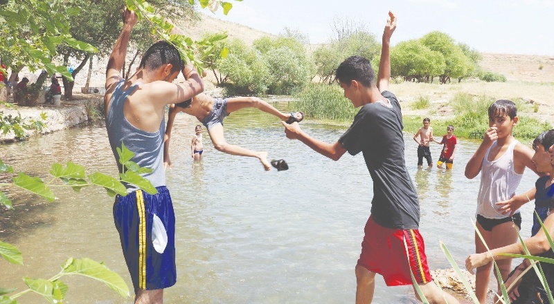 Aşırı sıcaklardan bunalan Arabanlılar çaya koştu