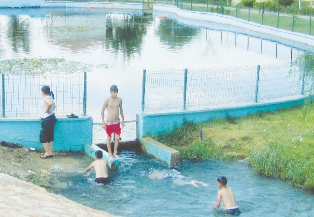 Aşırı sıcaklardan bunalan çocuklar, derelerde serinliyor