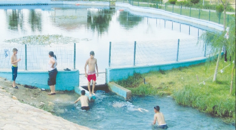 Aşırı sıcaklardan bunalan çocuklar, derelerde serinliyor