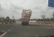Aşırı yükle seyreden kamyonlar tehlike saçıyor