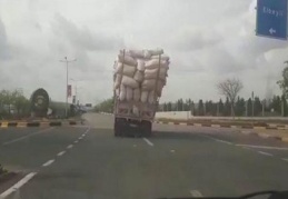 Aşırı yükle seyreden kamyonlar tehlike saçıyor