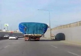 Aşırı yüklü kamyonların tehlikeli yolculukları