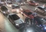 Asker uğurlama konvoyu oluşturan 9 aracın sürücüsü ışıklarda durarak yolu kapattı. Araçlardan çıkan 8 genç yol ortasında çiftetelli oynadı