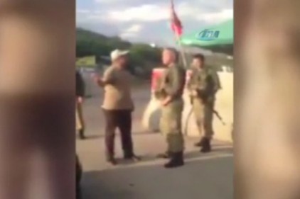 Askerden, HDP&#039;li vekile, &#039;Ben senin için değil, bu bayrak için ölürüm" cevabı
