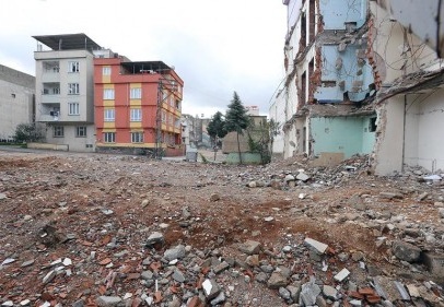 Askeri alanın içinden 2 kilo metrelik bir yol açılıyor
