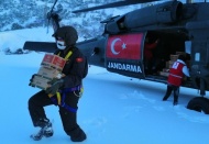 Askeri helikopter vatandaşlara havadan kumanya dağıttı