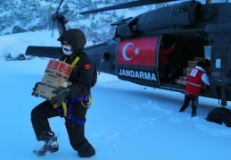 Askeri helikopter vatandaşlara havadan kumanya dağıttı