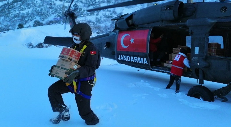 Askeri helikopter vatandaşlara havadan kumanya dağıttı