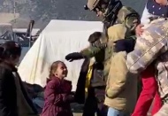 Askerlerle depremzede çocuklara çikolata dağıttı